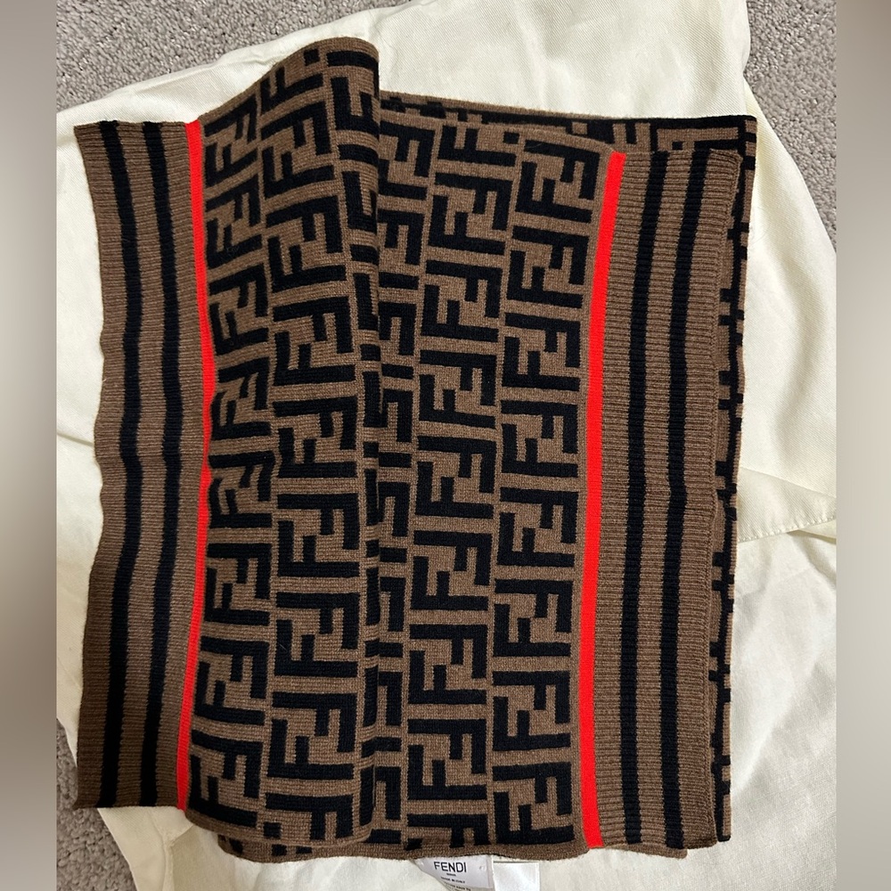Fendi logo cashmere scarf - Picture 3 of 5